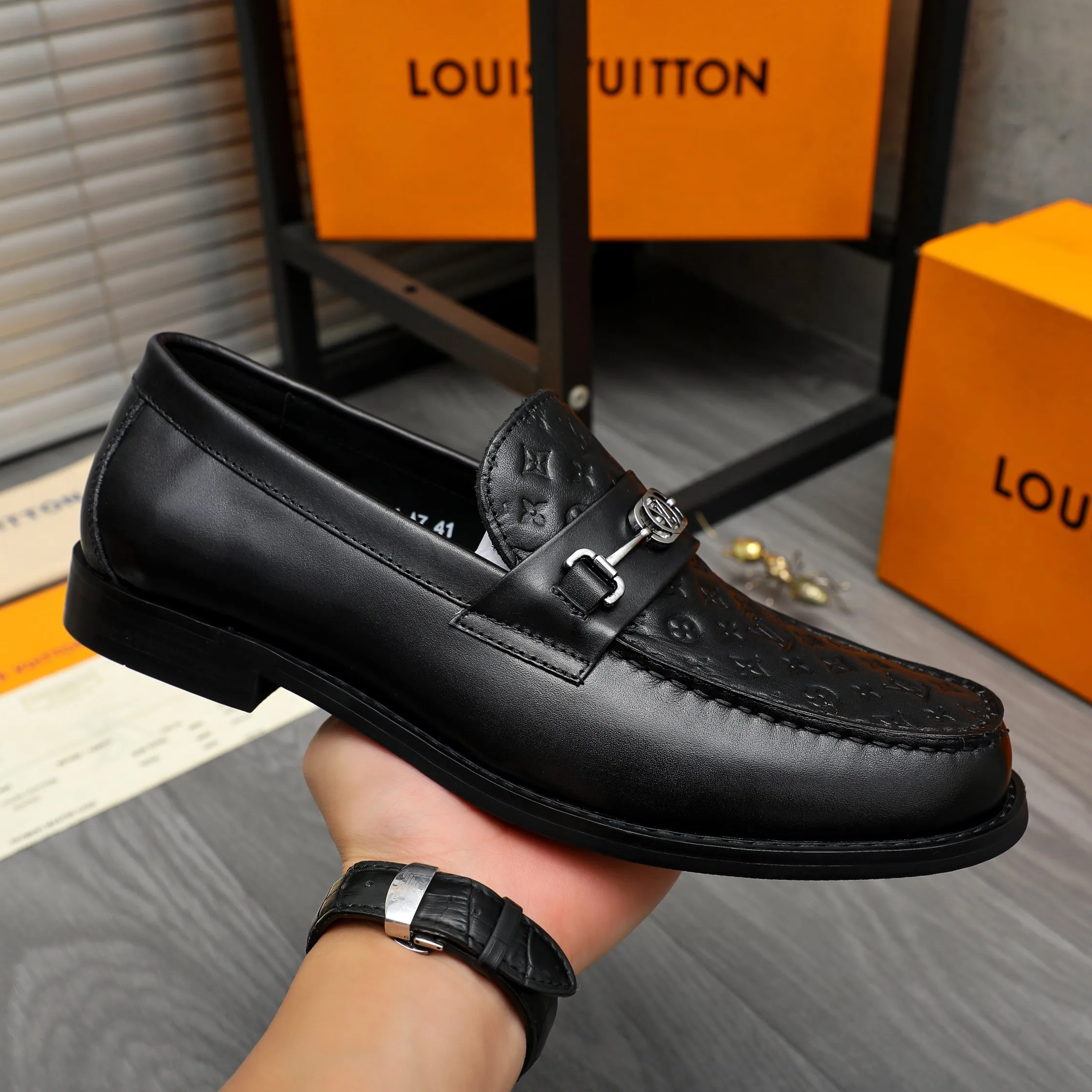 Men's shoes 💰p460 Product trademark: LV (Louis Vuitton) business slip-on leather shoes. Regular size: 38-45 (45 is custom-made and non-returnable) Product materials: Selected high-quality embossed cowhide upper, cowhide lining, original rubber outsole